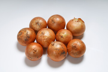 白い背景に玉ねぎ