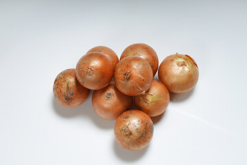 白い背景に玉ねぎ