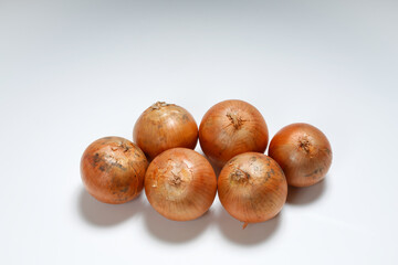 白い背景に玉ねぎ