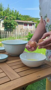 Eier &uuml;ber einer Schale trennen