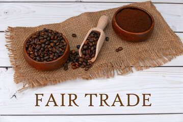 Fair-Trade-Kaffee: Geröstete Kaffeebohnen mit dem Text Fair Trade.