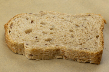 gros plan sur une tranche de pain au blé complet