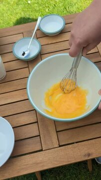 Eigelb mit Zucker verr&uuml;hren
