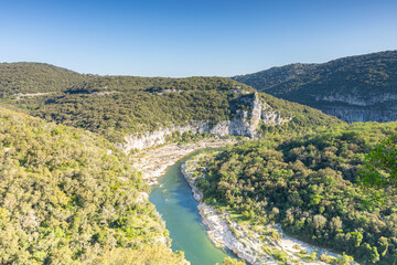  la rivière de l'Ardèche sous un grand ciel bleu en France.