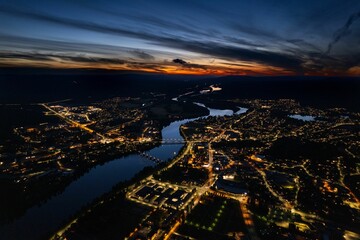 Obraz premium the lights from an airplane in the sky at dusk as seen from the top of