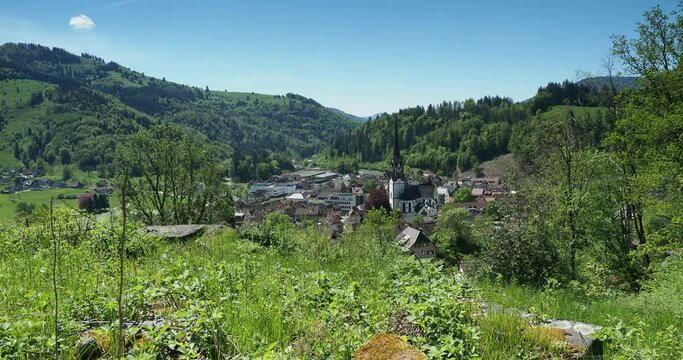 Sch&ouml;nau im Schwarzwald im oberen Wiesental. Charmante kleine Stadt von umgeben von W&auml;ldern und H&uuml;geln des S&uuml;dschwarzwaldes
