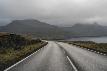 Fototapeta premium a road on the side of a mountain near the ocean