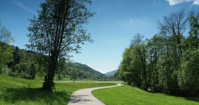 Wiesental-weg zwischen Sch&ouml;nenbuchen und Sch&ouml;nau. Wanderweg zwischen der Wiese und den angrenzenden Feldern des Biosph&auml;renreservats Schwarzwald

