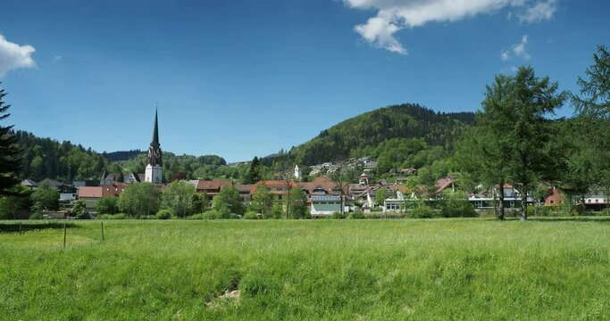 Blick vom Wiesental-weg auf die idyllische Schwarzwaldstadt Schönau bis Letzberg und Schönenberg. Stadtzentrum mit  Ihren Wiesentaler Dom und Bergkirche 


