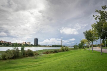 Obraz premium Beautiful park and views of the incredible Guadiana River and in the background the Royal Bridge.