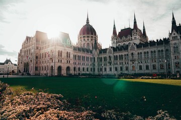 Fototapeta premium Aerial view of Hungarian parliament building surrounded by a lush landscape of vibrant flowers