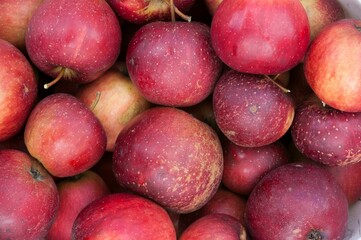 a big bowl that has some red apples in it,