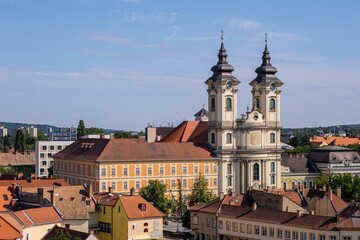 Obraz premium Aerial view of Minorite church at Dobo Istvan square of Eger