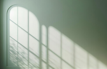  sfondo verde salvia celadon minimale con riflesso di luce naturale da una finestra ad arco con spazio vuoto per inserimento di testo raffinata semplice naturale