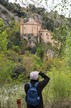 Un fotografo toma una fotografia de la ermita de san saturio en la ciudad de Soria, castilla y leon, espa&ntilde;a.