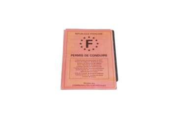 Un vieux permis de conduire Français en papier rose sur fond transparent