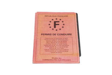 Un vieux permis de conduire Français en papier rose sur fond transparent