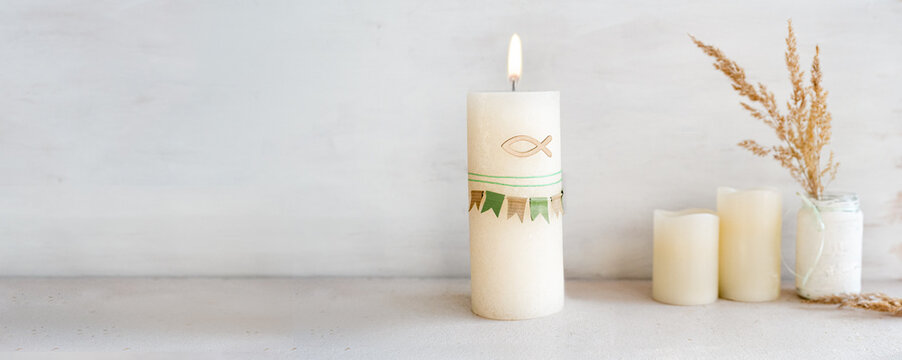 Kerze zur Kommunion, Konfirmation und Taufe - auf hellem Hintergrund