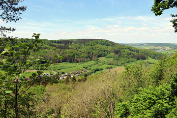 Aussicht von der Ruine der Prümer Burg bei Prümzurlay ins Tal des Flusses Prüm im Eifelkreis Bitburg-Prüm im deutschen Bundesland Rheinland-Pfalz. 