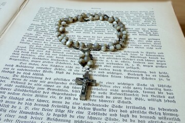 Frauen Weihe in der katholischen Kirche, Venus Symbol der Weiblichkeit aus Rosenkranz mit Kreuz...