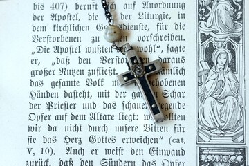 Kette mit Jesus Kreuz als religiöses Symbol für Christentum und Religion, Rosenkranz mit...