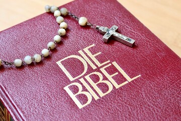 Bibel mit Rosenkranz als Symbol für christlichen Glauben, Religion, Gebet und aktuelle Entwicklung...