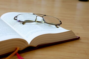 Studium der Geschichtswissenschaften, Geschichte, Archäologie und Historik symbolisiert durch altes Buch und Brille