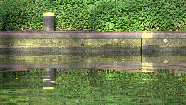 Bord de canal avec bite d'amarrage