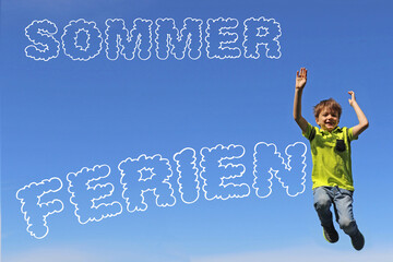 Symbolbild Sommerferien: Schriftzug vor blauem Himmel und ein Junge der vor Freude in die Luft...