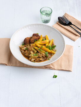 Schupfnudeln with pointed cabbage and vegan meatballs