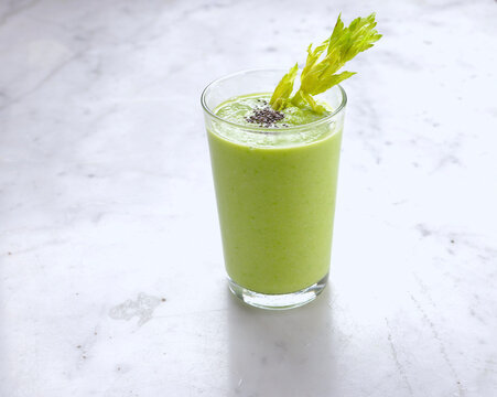 Avocado-pea smoothie with celery