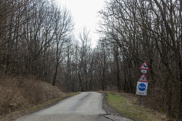 Waldweg im Winter, mit Schilden