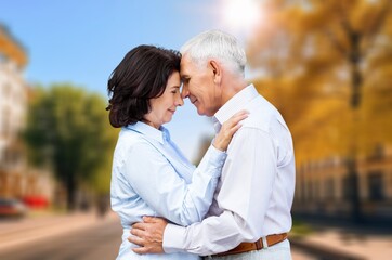 Obraz premium Happy old couple walking outdoors together