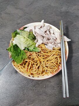 Cold noodles with chicken floss and vegetables