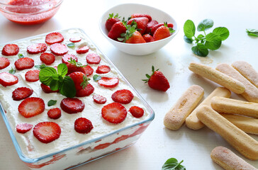 Tiramisu alle fragole. Dolce tradizionale italiano con fragole, crema al mascarpone e savoiardi....