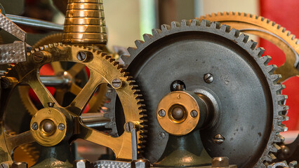 Engranajes metálicos de la maquinaria de un reloj antiguo