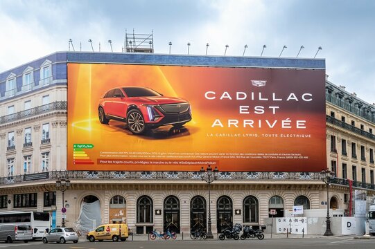 Paris, France - 14 mai 2024: Affiche publicitaire g&eacute;ante en Fran&ccedil;ais pour la voiture &eacute;lectrique Cadillac Lyriq sur les &eacute;chafaudages des travaux de restauration de la fa&ccedil;ade d'un immeuble parisien