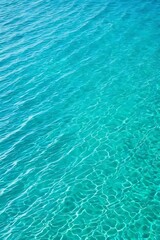 Obraz premium Soothing Vertical Waters: Small Waves Backdrop