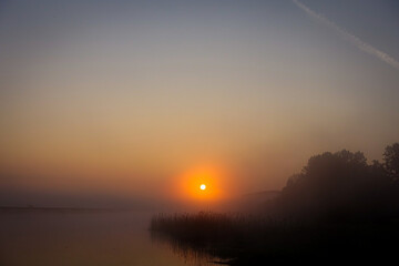 Die Sonne durch den Nebl am Horizont über der Hunte