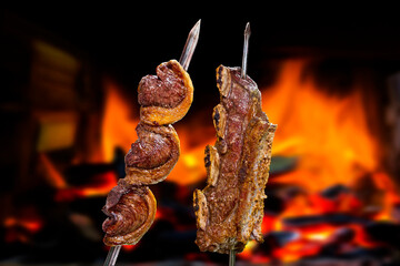 Churrasco carne bovina suculenta  no espeto
