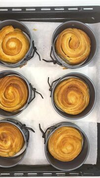 Frische Bl&auml;tterteig Rollen direkt aus dem Backofen