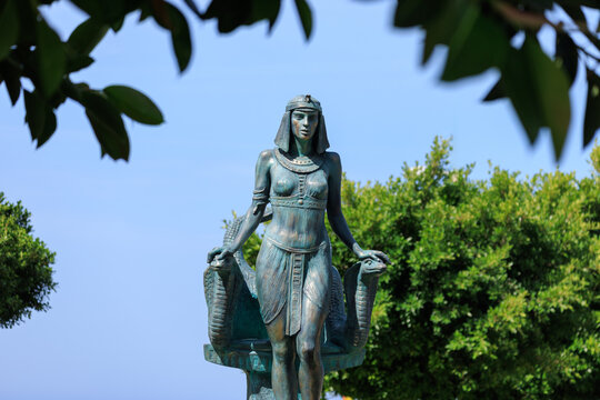 On the streets in Alanya in public places.
Bronze sculptures and statues, decoration of urban architecture.