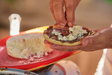 sopes hechos a mano con queso, frijoles y chorizo