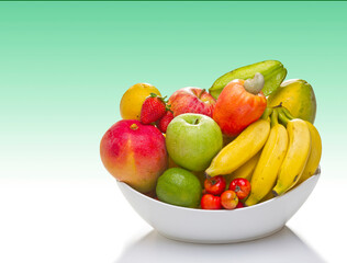 Arranjo com frutas tropicais  em fundo de cor