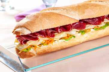 Sanduíche de frios comida pronta