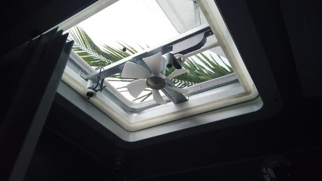 Motorhome Artesanal Sprinter Van Conversion Casa M&oacute;vel Aventura Viagem Rodovi&aacute;ria Personalizado Interior Compacto Viagem Roteiro Liberdade Dire&ccedil;&atilde;o Explora&ccedil;&atilde;o Estrada Natureza Paisagem Caravana BR