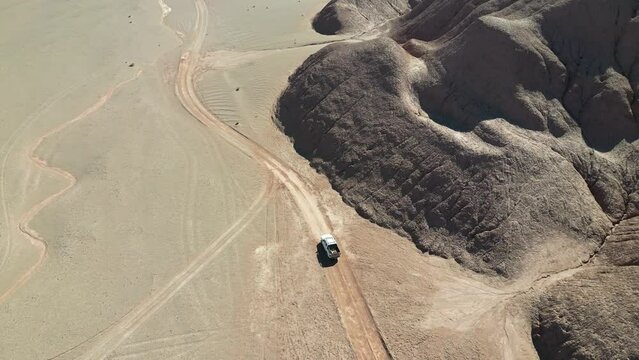 Aventura en 4x4 a trav&eacute;s de paisaje monta&ntilde;oso &aacute;rido desolado inh&oacute;spito en la Puna Argentina visto desde drone.