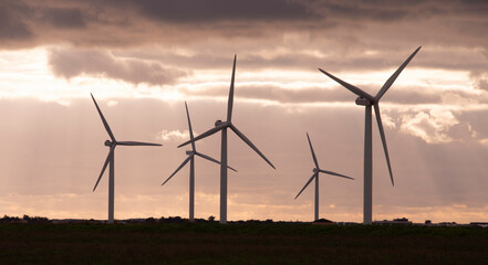 éolienne, coucher de soleil, region Pays de Loire; marais Breton; 85, Vendée, Loire Atlantique, France