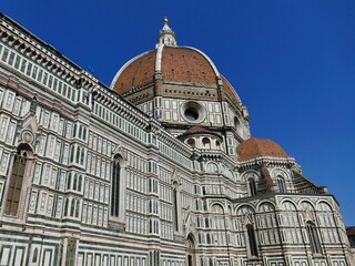 Fototapeta premium la façade latérale et le dôme de La cathédrale Santa Maria Del Fiore à Florence