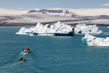 Fototapete Rund tourist boats on the famous Jökulsárlón lagoon lake. With a stunning glacier and a breathtaking mountain panorama in the background in Jökulsárlón, iceland  © A.N.Foto